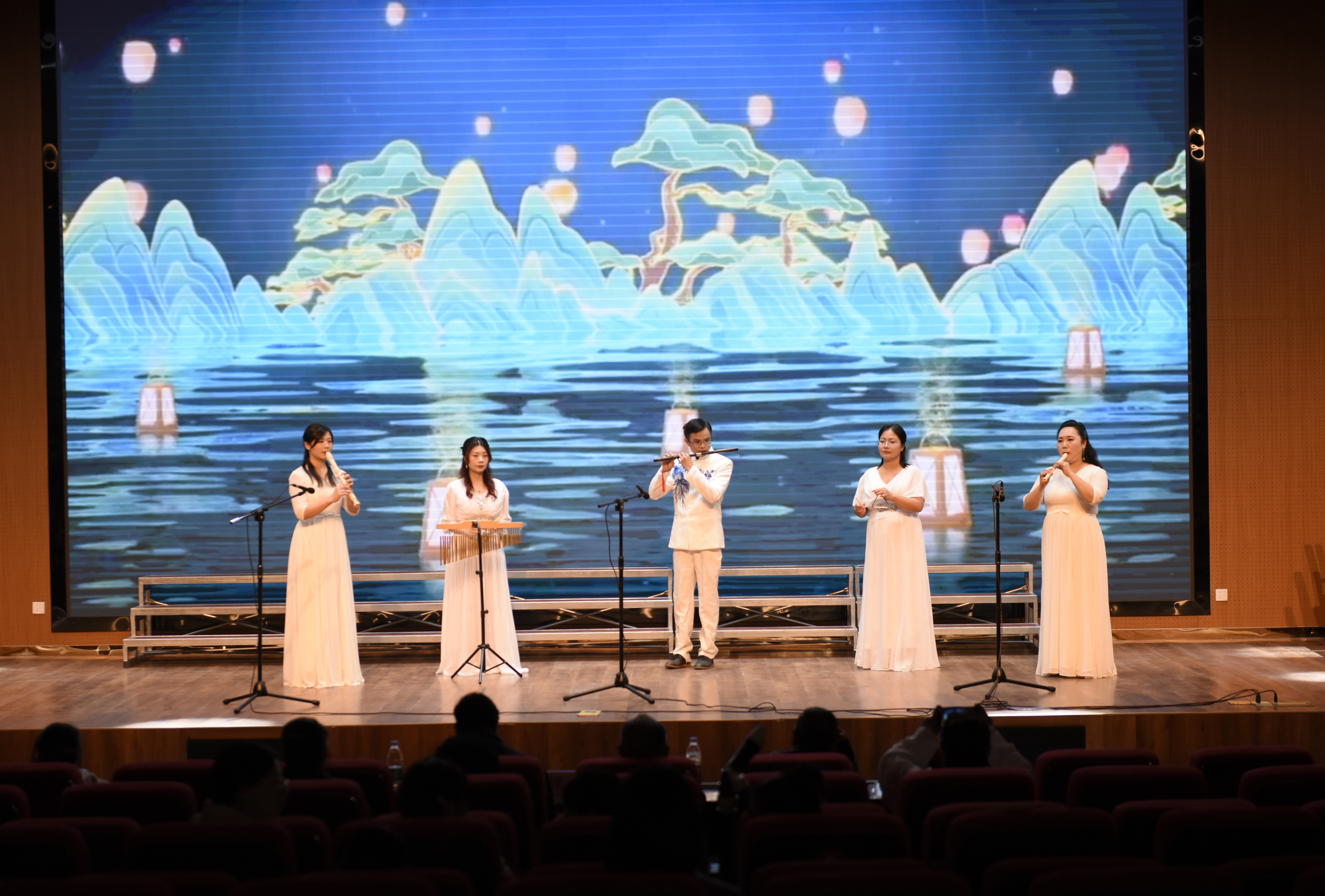 图6十五中教师表演《痴情遥》.jpg