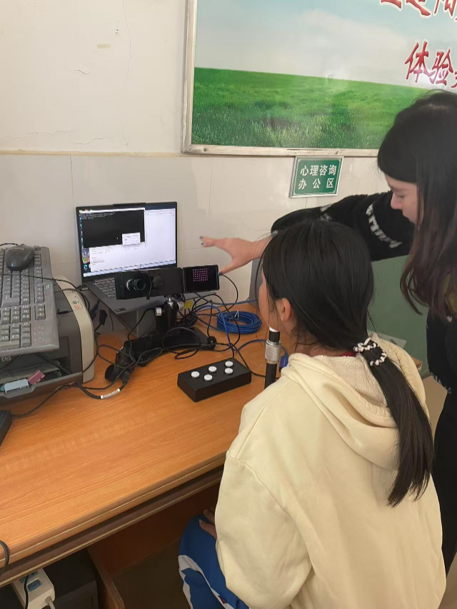 志愿者科学地对学生读写能力进行测评。 (2).jpg